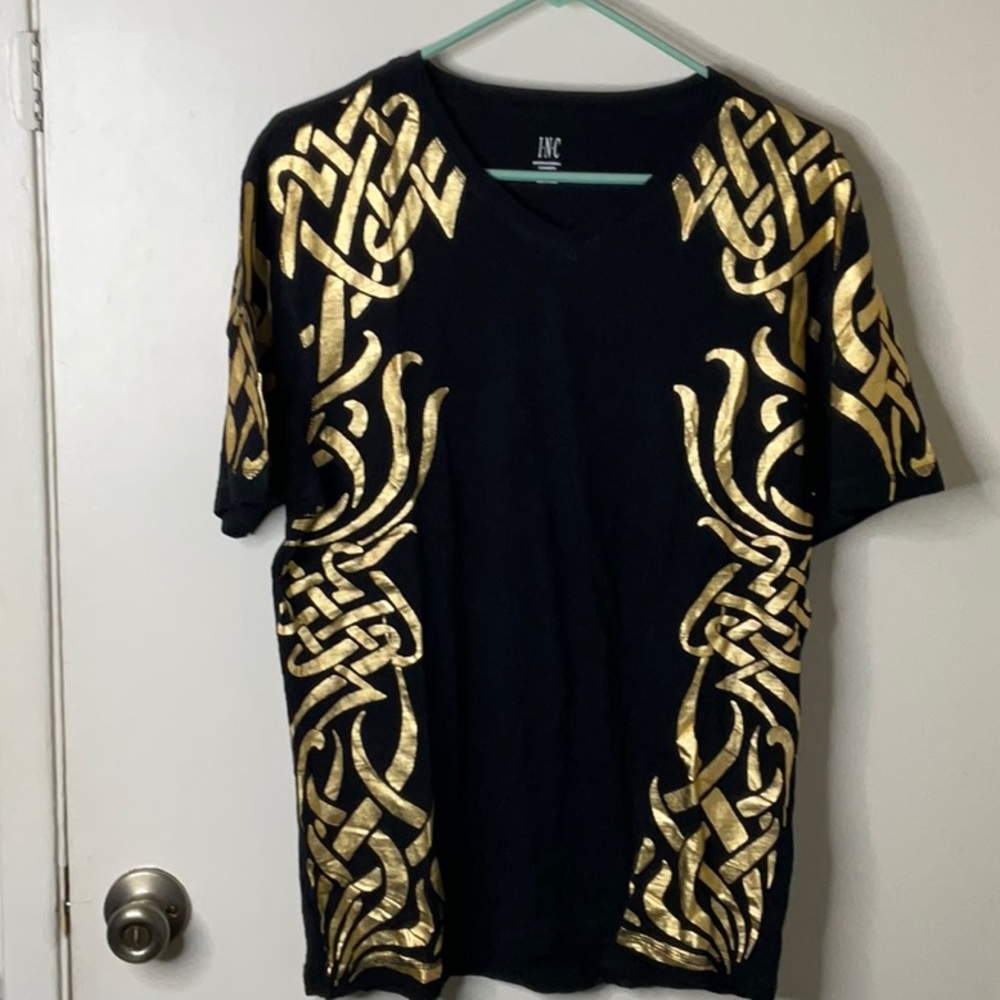 Men’s international concepts, black and gold T-shirt